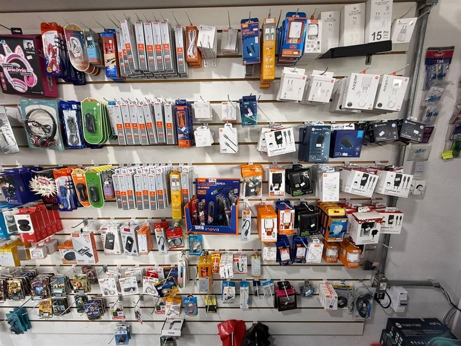 Parede de cabos, fontes e conectores de alta durabilidade na Neto Cell