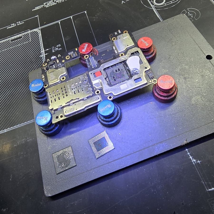Placa lógica fixada em suporte de precisão para microeletrônica